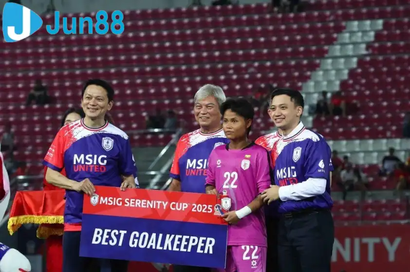 Ông Winston Lee – Tổng thư ký AFF trao giải Thủ môn xuất sắc nhất cho thủ môn Myo Mya Mya Nyein (Ảnh: VFF) Ông Winston Lee – Tổng thư ký AFF trao giải Thủ môn xuất sắc nhất cho thủ môn Myo Mya Mya Nyein (Ảnh: VFF)