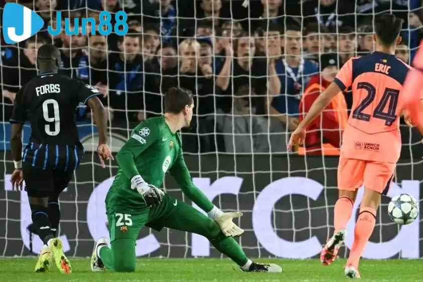 Hàng thủ dâng quá cao của Barca đã phải trả giá. (Ảnh: ESPN)